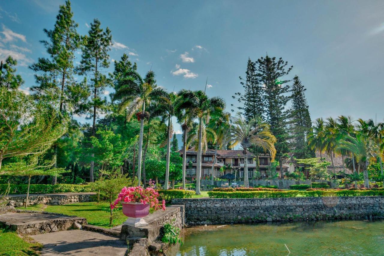 Silintong Hotel Ambarita Zewnętrze zdjęcie